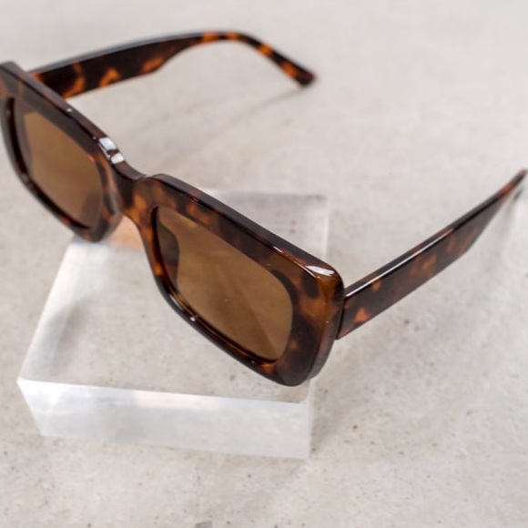 NWT Women’s Luxurious Brown Rectangle Sunglasses - Picture 1 of 3